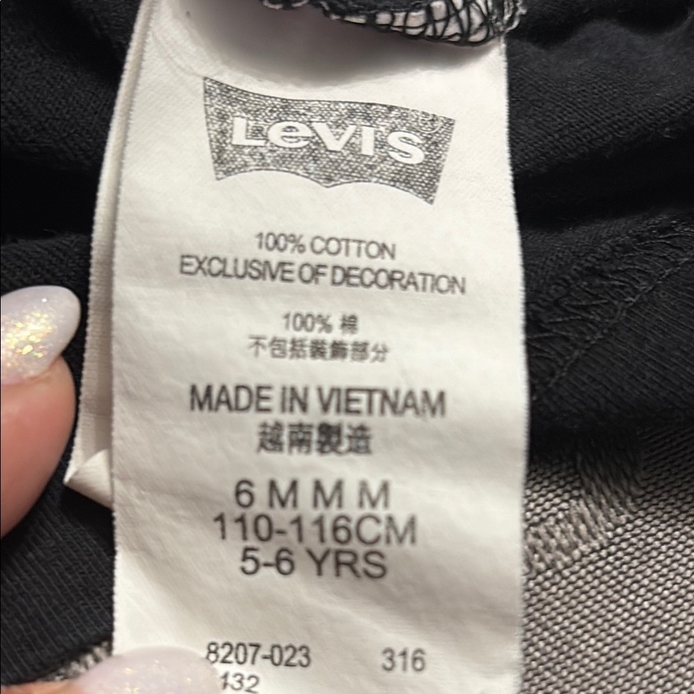 Levi's Kids black Long Sleeve Tee logo, size 5-6 - Picture 6 of 7